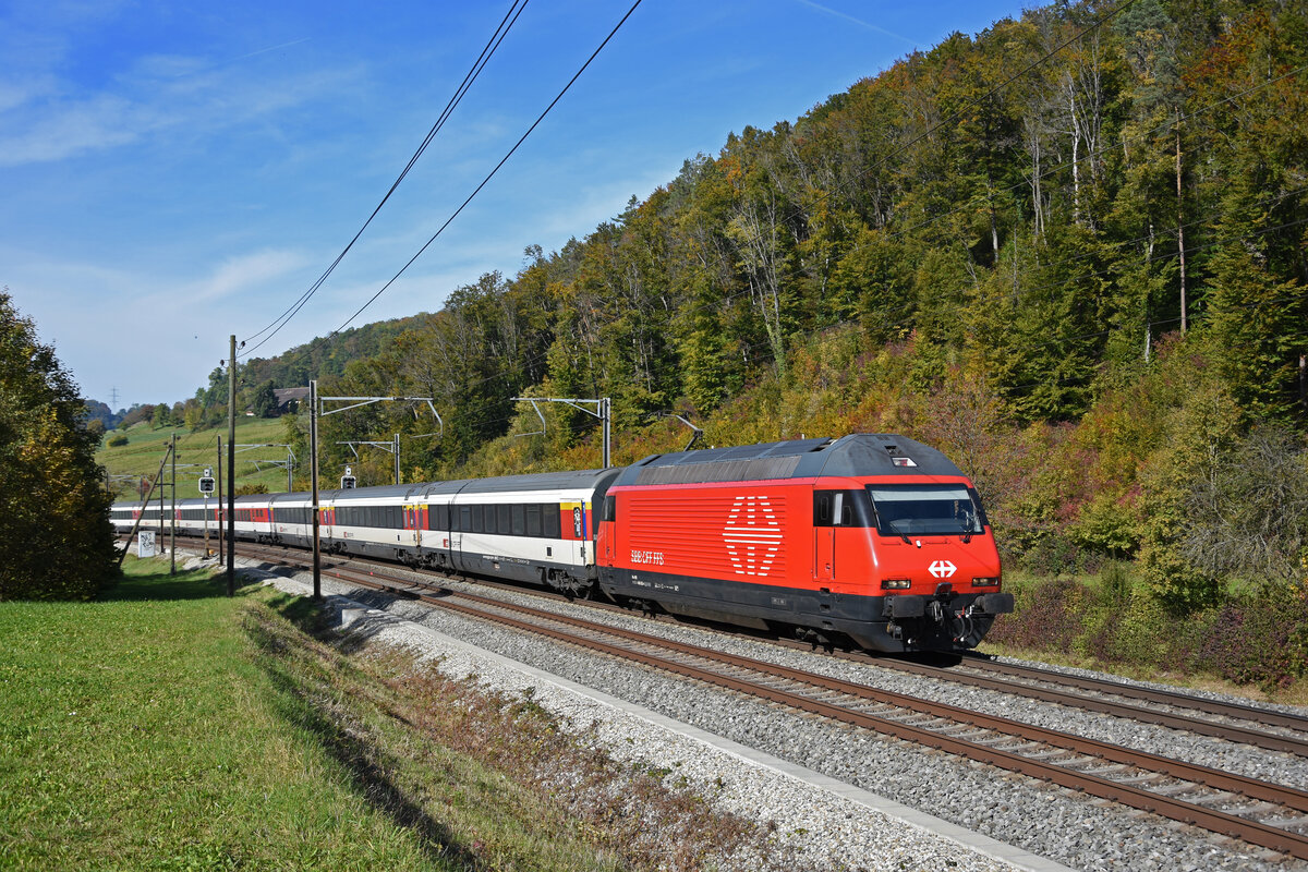 Re 460 033-4 fährt Richtung Bahnhof Tecknau. Die Aufnahme stammt vom 18.10.2021.