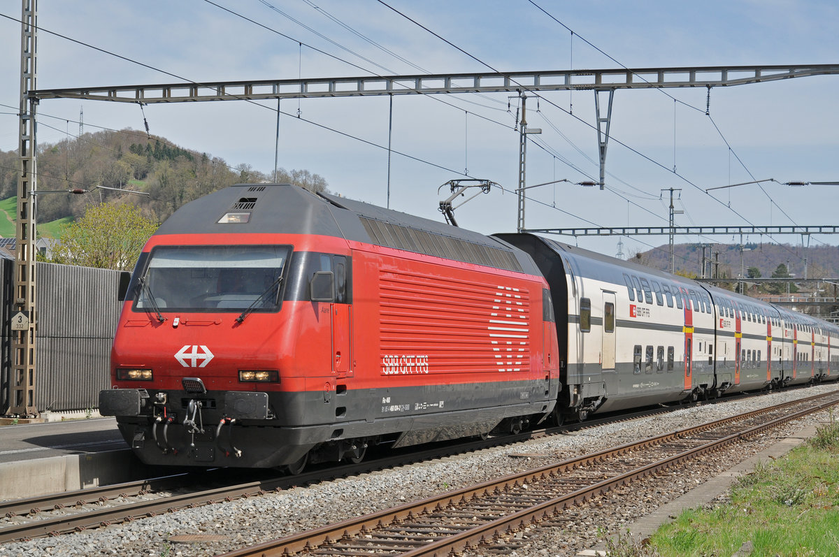 Re 460 034-2 durchfährt den Bahnhof Gelterkinden. Die Aufnahme stammt vom 14.04.2018.