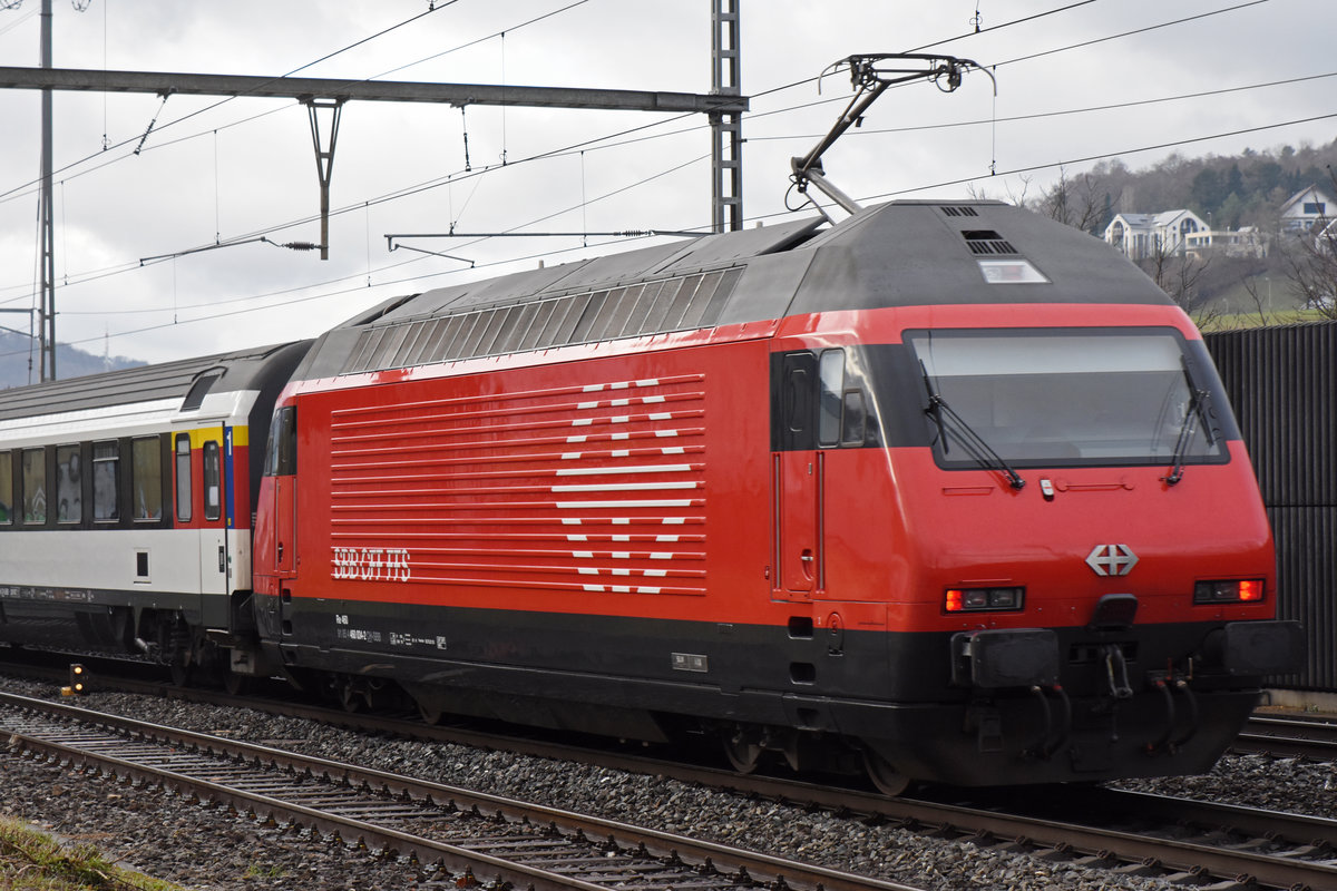 Re 460 034-2 durchfährt den Bahnhof Gelterkinden. Die Aufnahme stammt vom 17.12.2018.