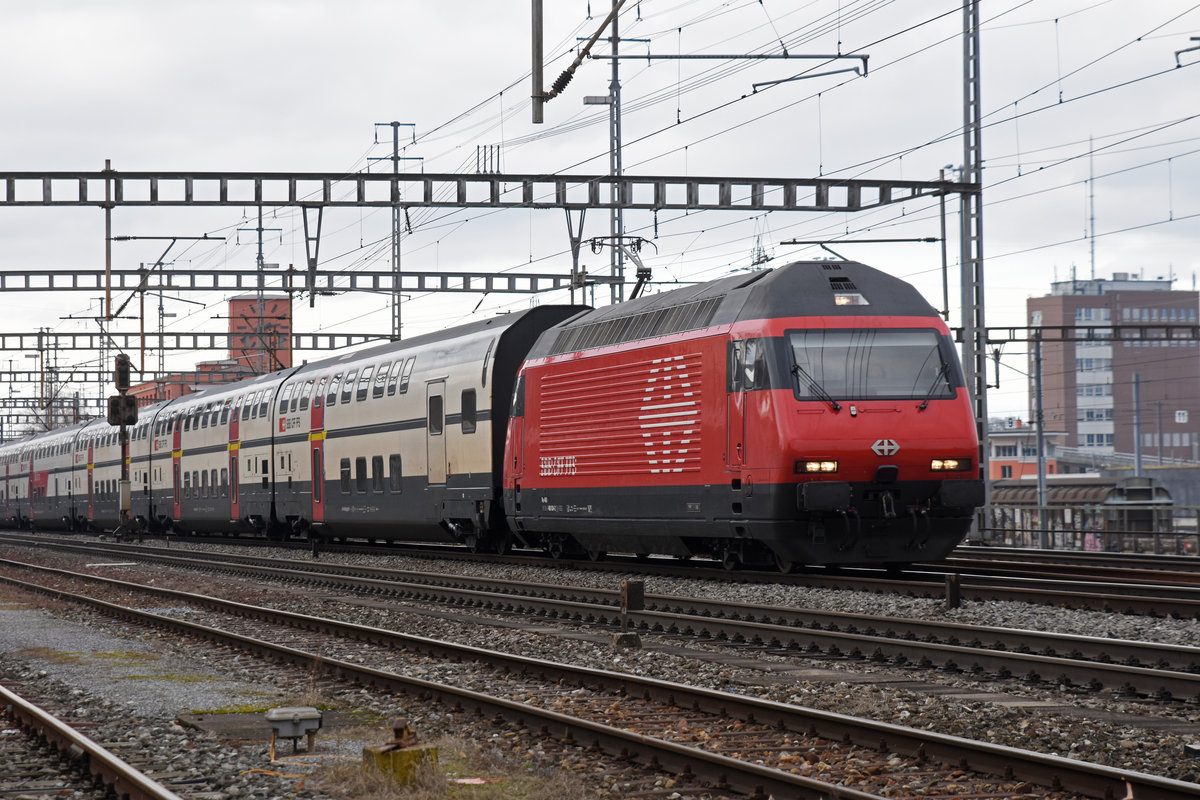 Re 460 034-2 durchfährt den Bahnhof Muttenz. Die Aufnahme stammt vom 02.02.2019.