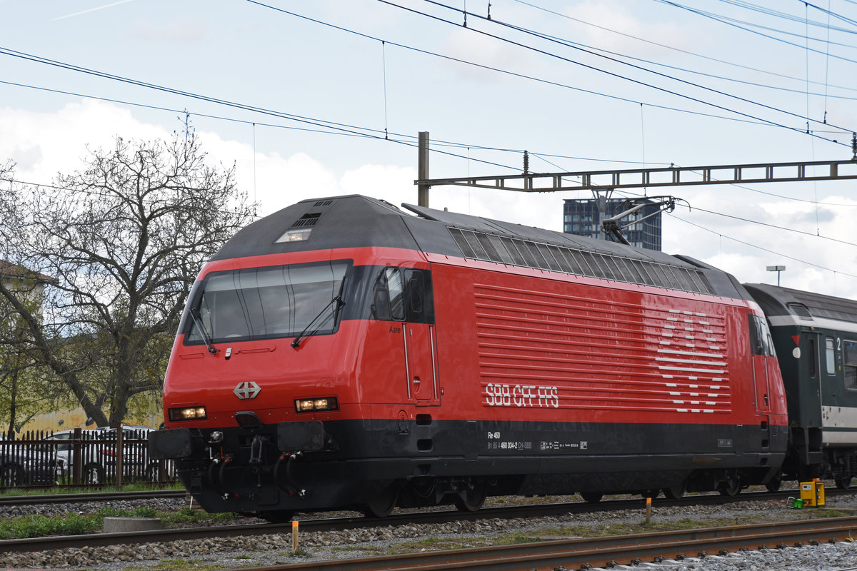 Re 460 034-2 durchfährt den Bahnhof Pratteln. Die Aufnahme stammt vom 08.04.2019.