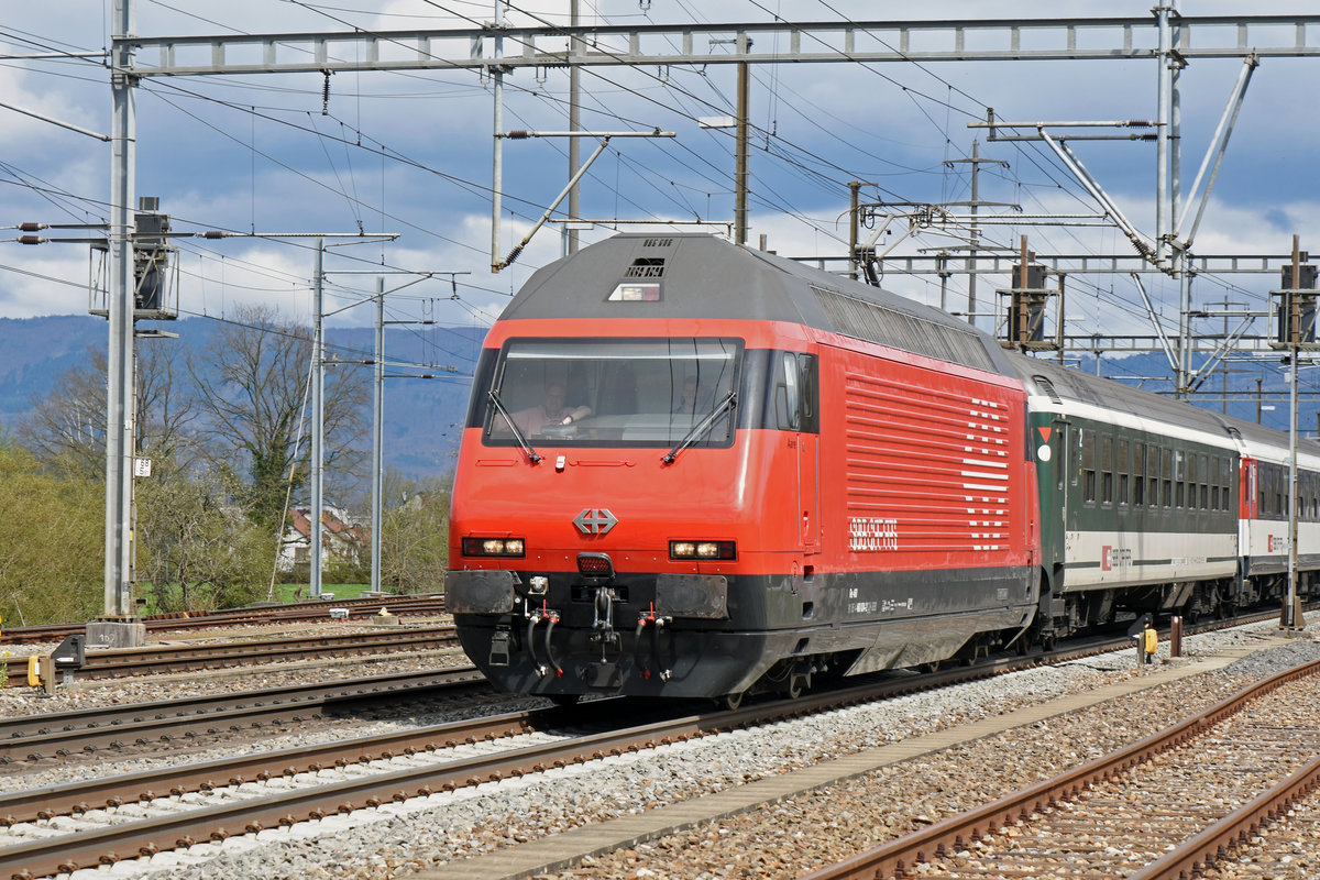 Re 460 034-2 durchfährt den Bahnhof Möhlin. Die Aufnahme stammt vom 09.04.2019.