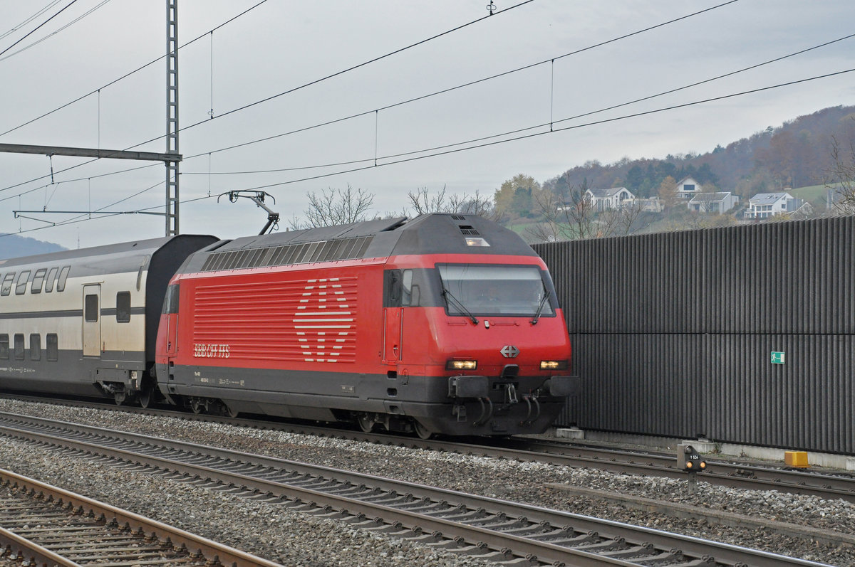 Re 460 034-2 durchfährt den Bahnhof Gelterkinden. Die Aufnahme stammt vom 25.11.2019.
