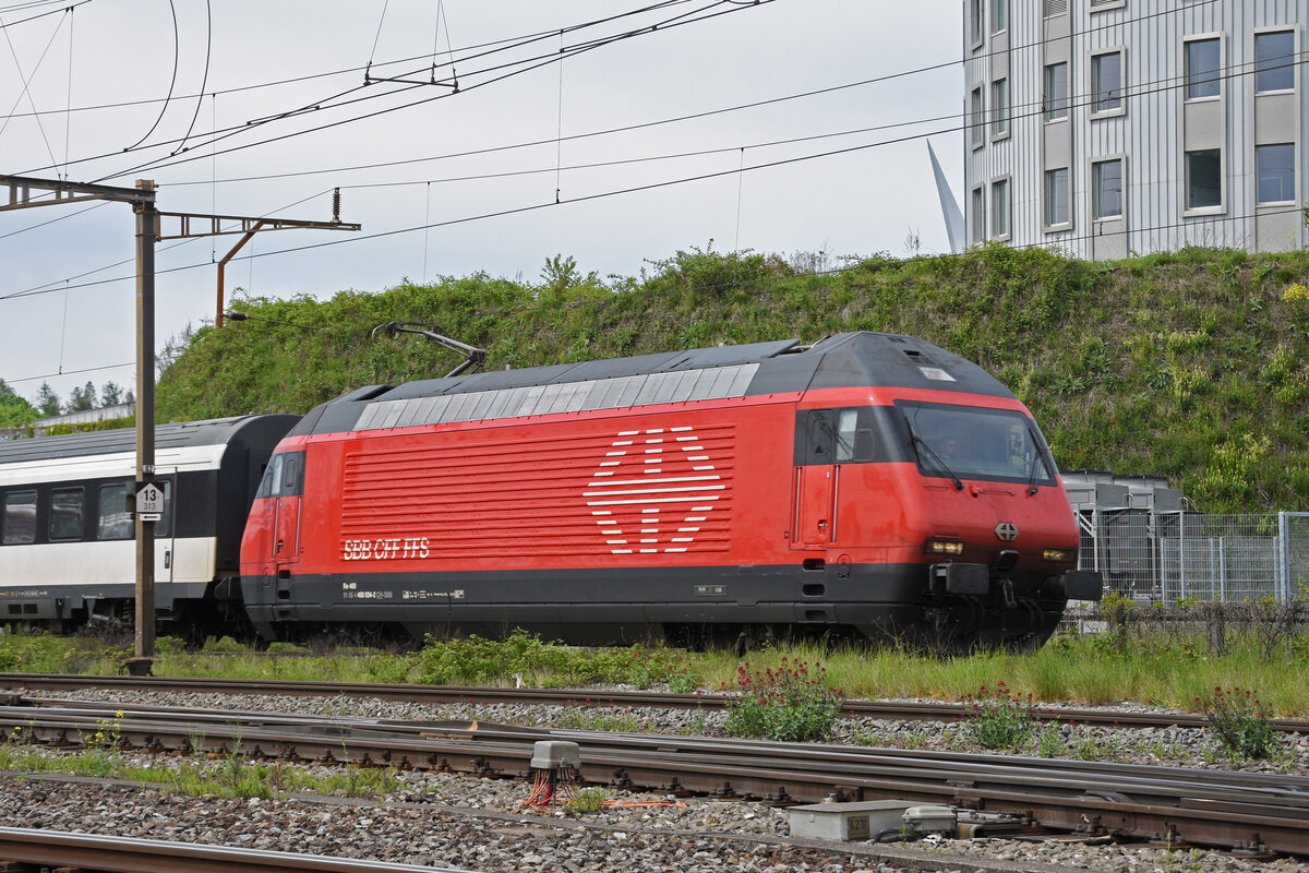 Re 460 034-2 durchfährt den Bahnhof Pratteln. Die Aufnahme stammt vom 29.04.2022.