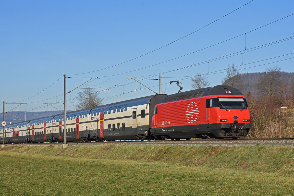 Re 460 034-2 fährt Richtung Bahnhof Sissach. Die Aufnahme stammt vom 27.02.2019.