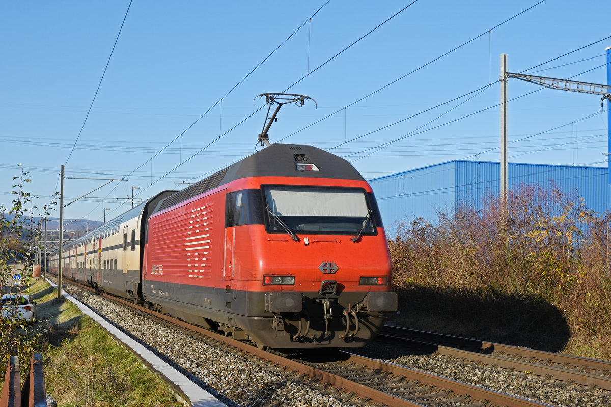 Re 460 034-2 fährt Richtung Bahnhof Lausen. Die Aufnahme stammt vom 03.12.2019.