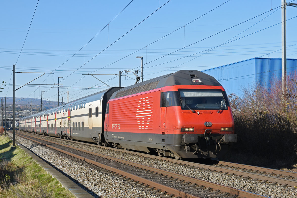 Re 460 034-2 fährt Richtung Bahnhof Itingen. Die Aufnahme stammt vom 03.12.2019.