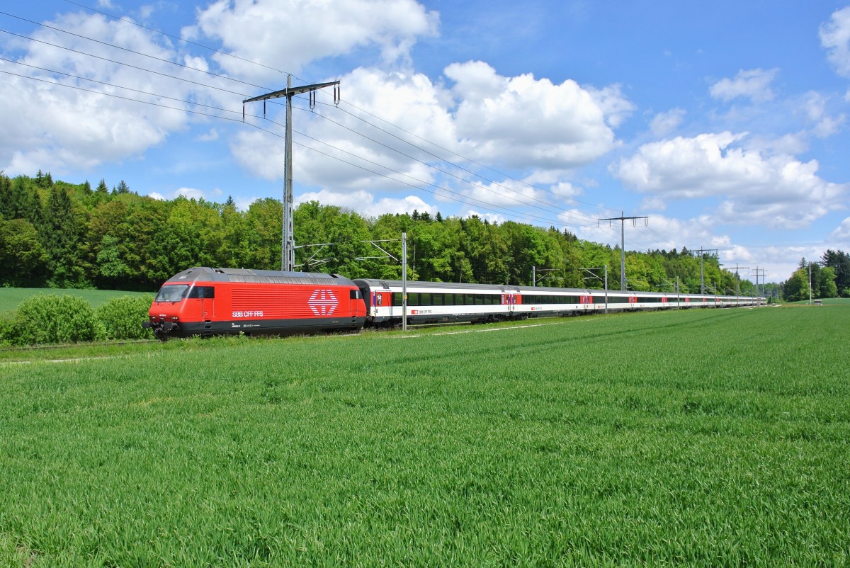 Re 460 034-2 mit einem Extrazug bei Hindelbank. Der Zug bestand aus 12 Bpm61 Refit, einem Euro-Express.de Wagen und dem le salon de luxe, 17.05.2014.