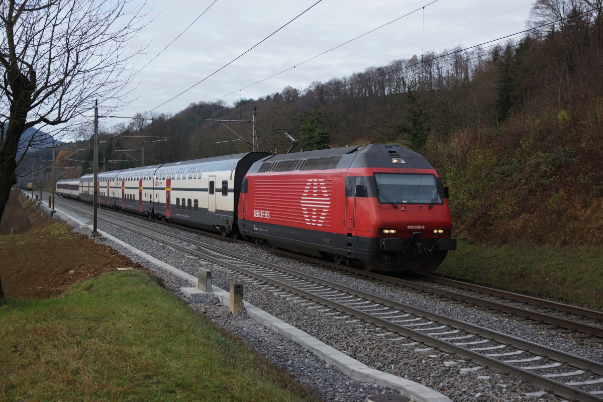 Re 460 035-9 befindet sich am 07.12.2013 mit dem IR 2069 kurz vor Umiken.