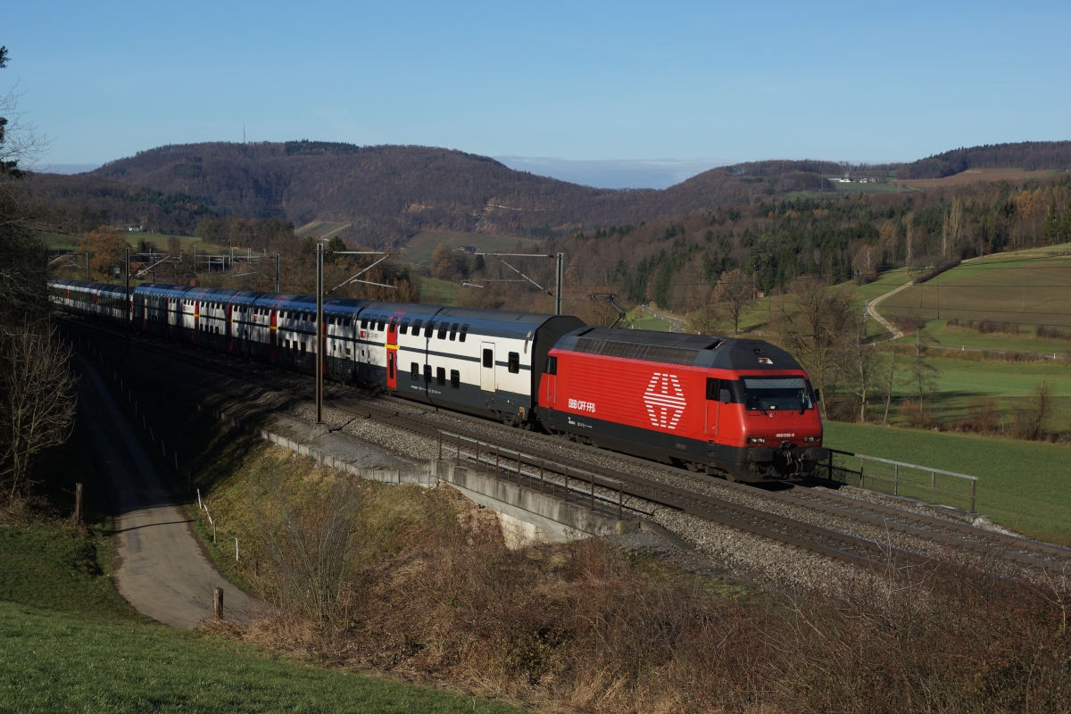 Re 460 035-9 befindet sich am 07.12.2013 mit einem Flugzug Basel SBB - Zürich Flughafen in Zeihen. Diese Komposition ist seit dem Fahrplanwechsel Geschichte.