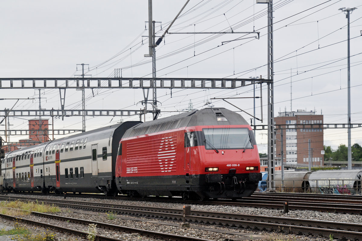 Re 460 035-9 durchfährt den Bahnhof Muttenz. Die Aufnahme stammt vom 31.08.2017.