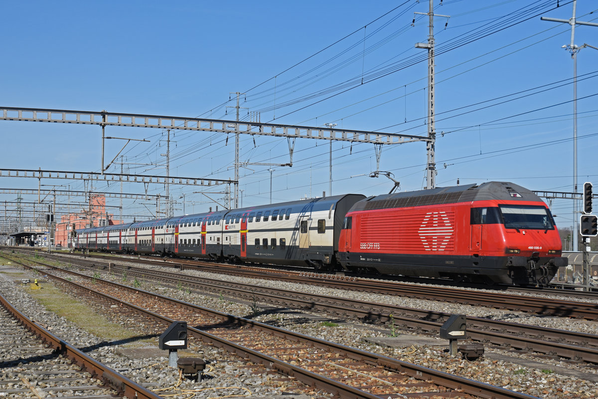 Re 460 035-9 durchfährt den Bahnhof Muttenz. Die Aufnahme stammt vom 16.03.2020.