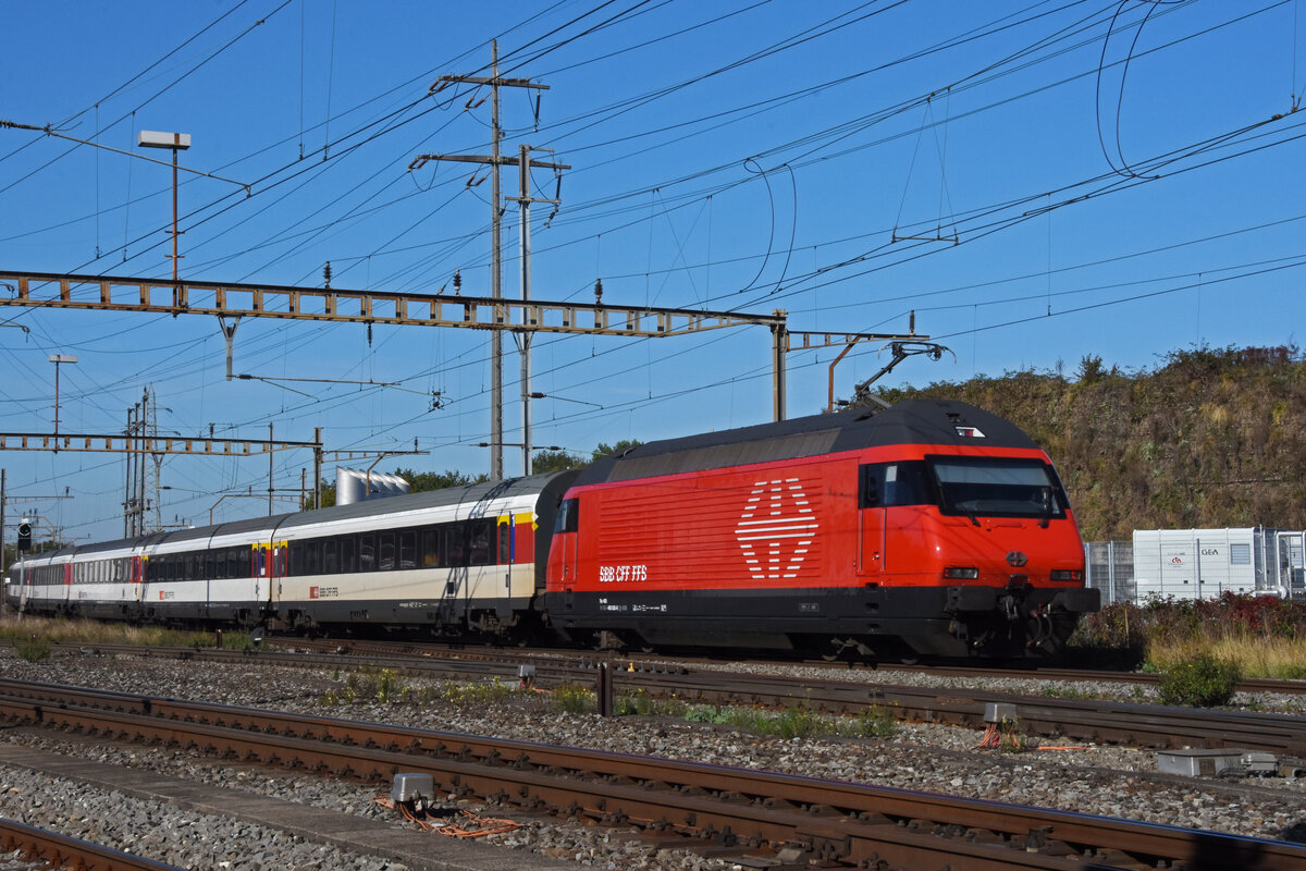 Re 460 035-9 durchfährt den Bahnhof Pratteln. Die Aufnahme stammt vom 14.10.2021.
