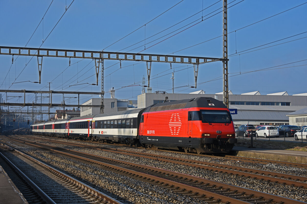 Re 460 035-9 durchfährt den Bahnhof Rupperswil. Die Aufnahme stammt vom 13.01.2022.