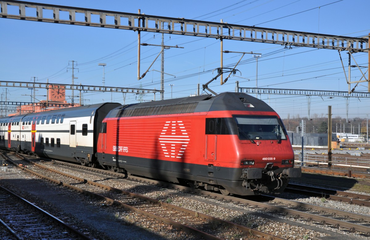 Re 460 035-9 durchfährt den Bahnhof Muttenz. Die Aufnahme stammt vom 09.12.2013.