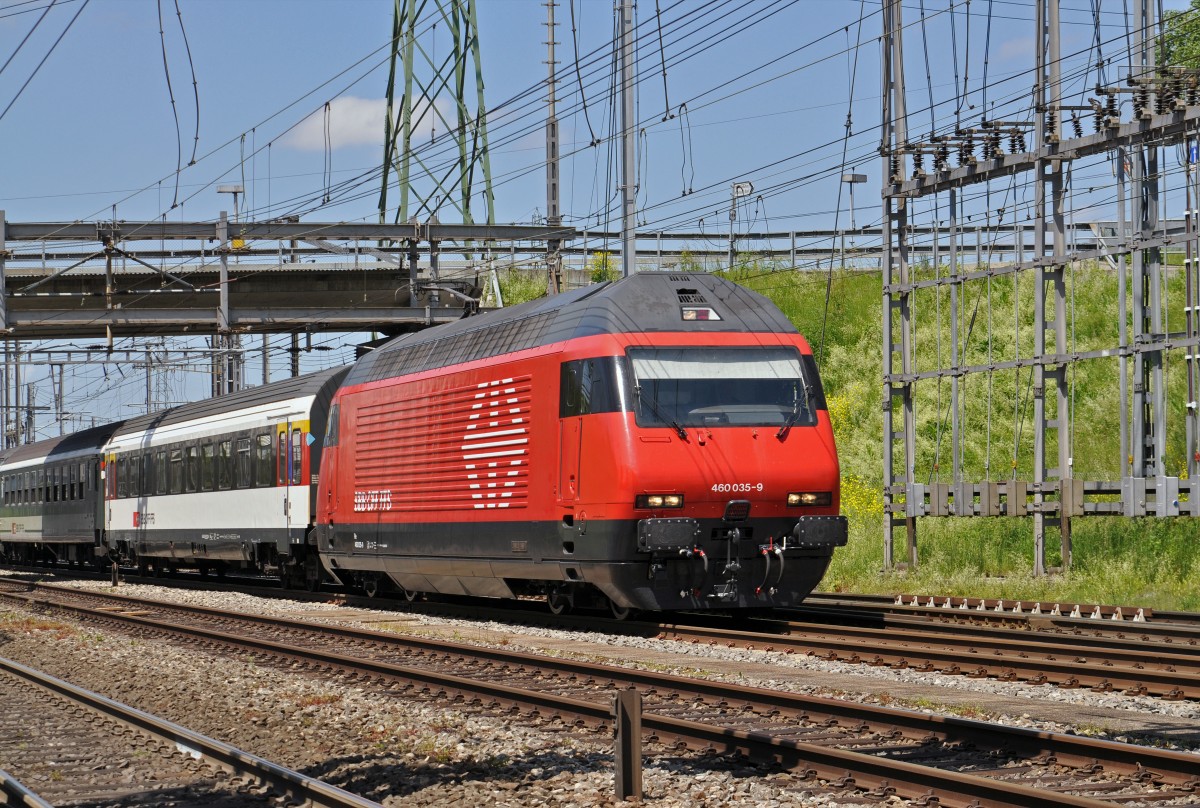 Re 460 035-9 durchfährt den Bahnhof Muttenz. Die Aufnahme stammt vom 18.05.2015.