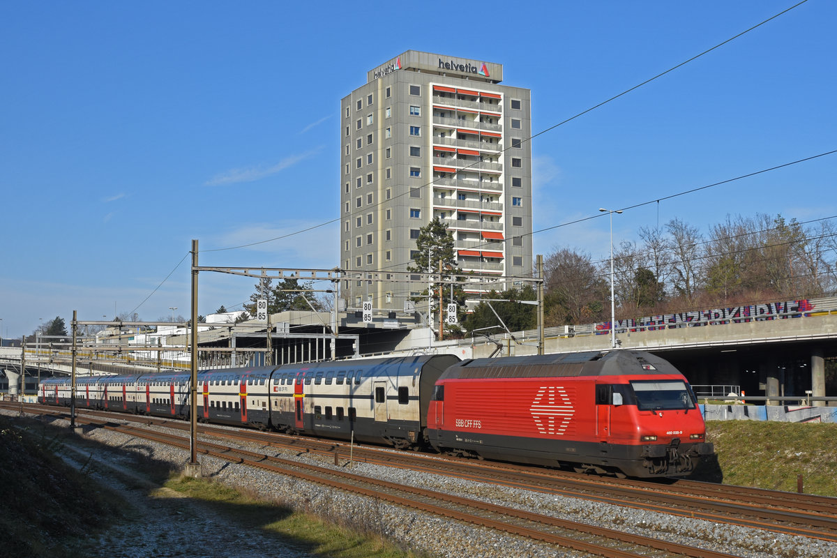 Re 460 035-9 fährt Richtung Bahnhof Muttenz. Die Aufnahme stammt vom 02.01.2020.