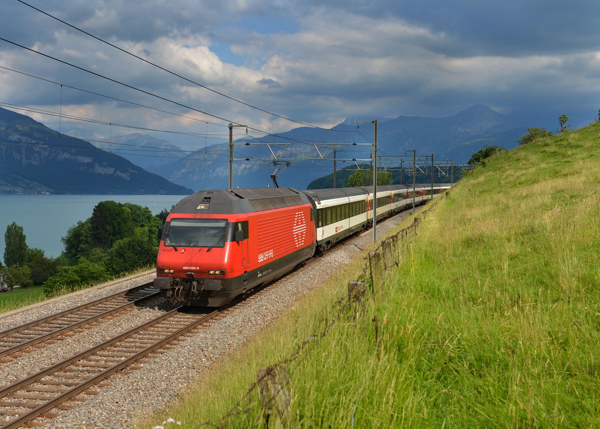 Re 460 035 mit einem IC nach Basel am 16.06.2014 bei Einigen.