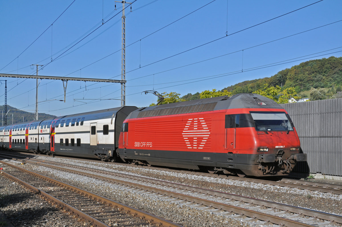 Re 460 036-7 durchfährt den Bahnhof Gelterkinden. Die Aufnahme stammt vom 25.09.2018.