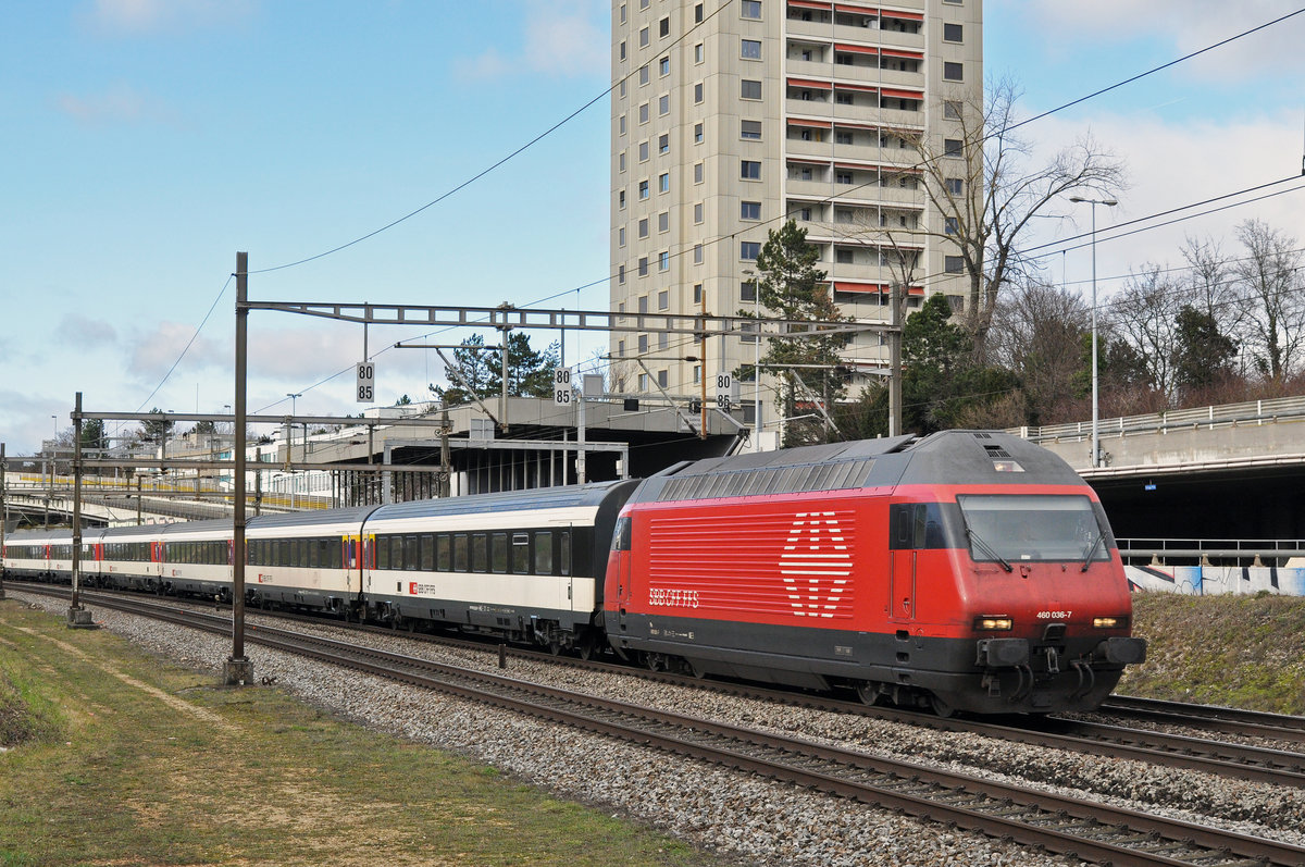 Re 460 036-7 fährt Richtung Bahnhof Muttenz. Die Aufnahme stammt vom 18.01.2018.