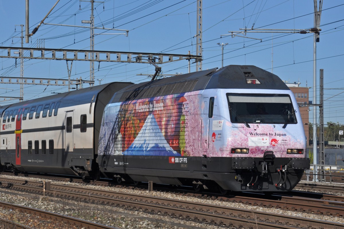 Re 460 036-7 mit der Welcome to Japan Werbung durchfährt dem Bahnhof Muttenz. Die Aufnahme stammt vom 18.10.2014.