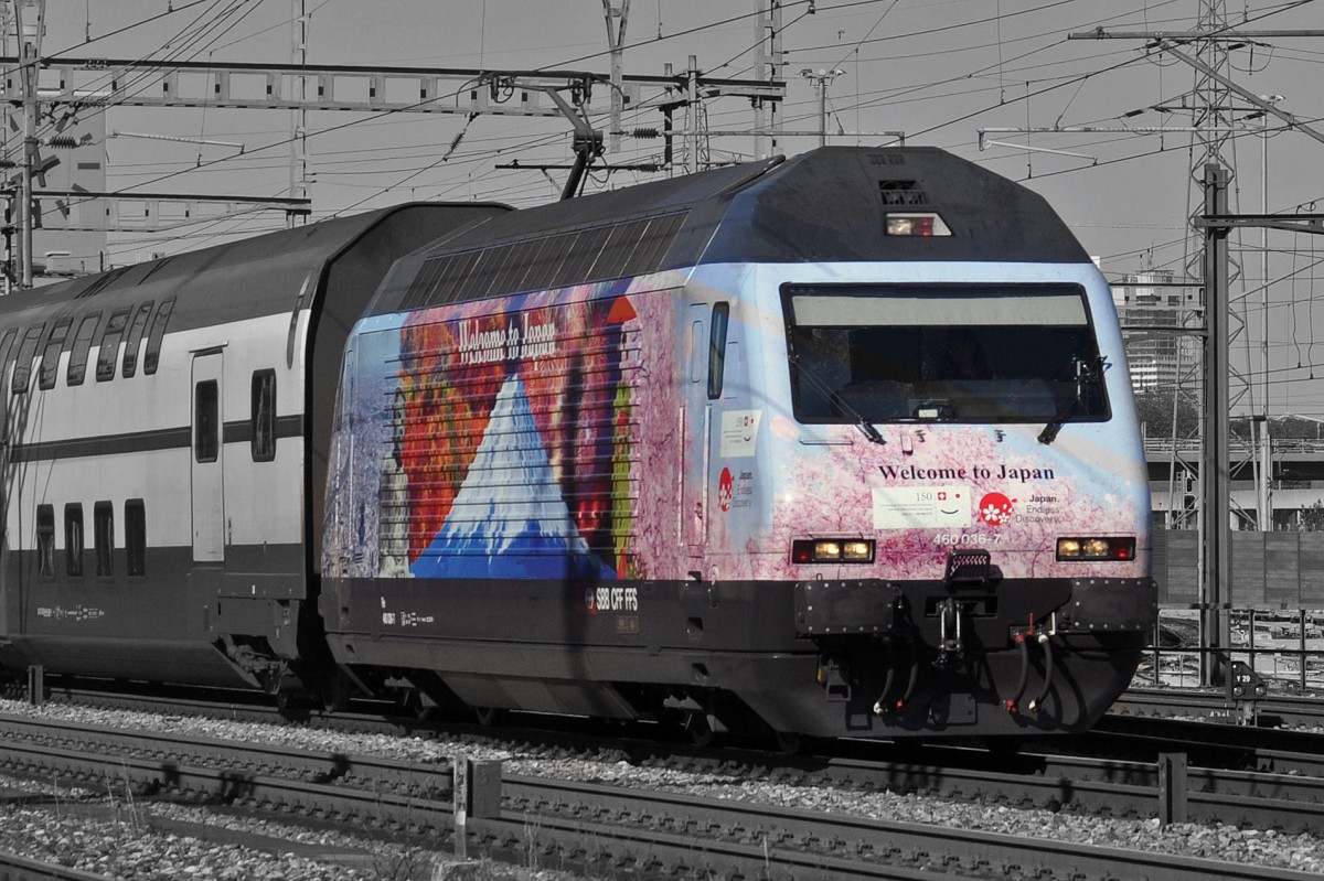 Re 460 036-7 mit der Welcome to Japan Werbung durchfährt dem Bahnhof Muttenz. Bei der Aufnahme wurde der Hintergrund absichtlich in Schwarz/Weiss gehalten. Die Aufnahme stammt vom 18.10.2014.