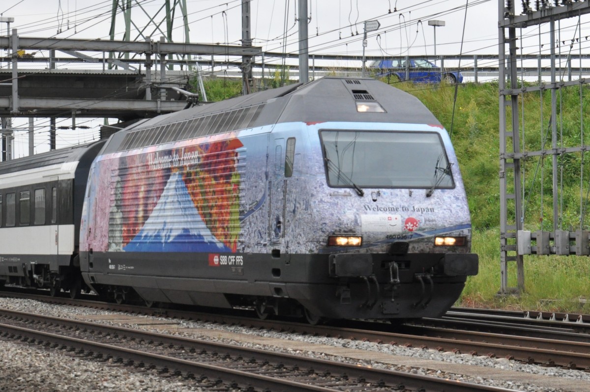 Re 460 036-7 mit der Welcome to Japan Werbung durchfährt den Bahnhof Muttenz. Die Aufnahme stammt vom 09.06.2015.