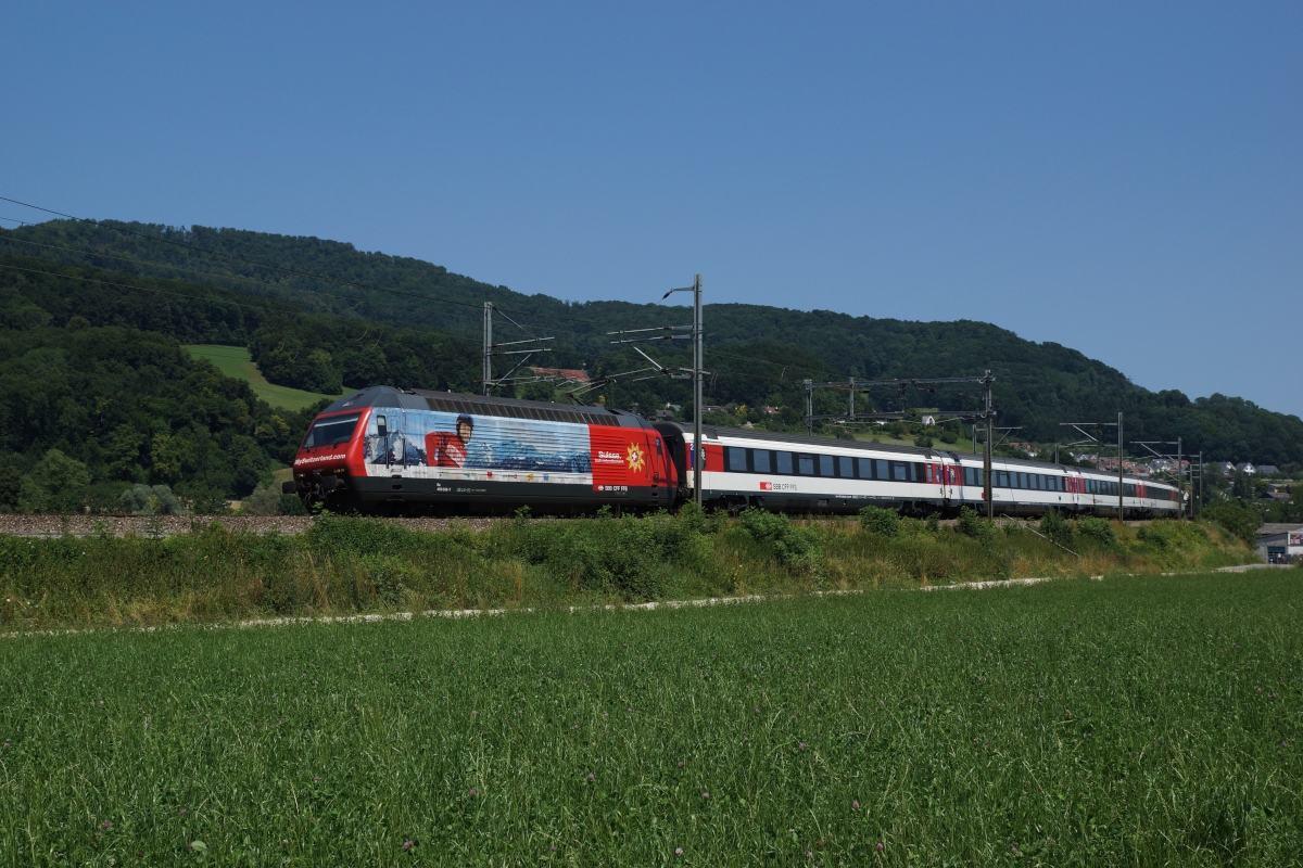 Re 460 036-7 nhert sich am 21.07.2013 aus Richtung Gelterkinden kommend Sissach.
