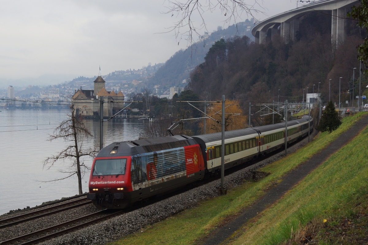 Re 460 036-7 zieht am 18.01.2014 den IR 1719 von Montreux Richtung Brig, aufgenommen bei Veytaux-Chillon.
