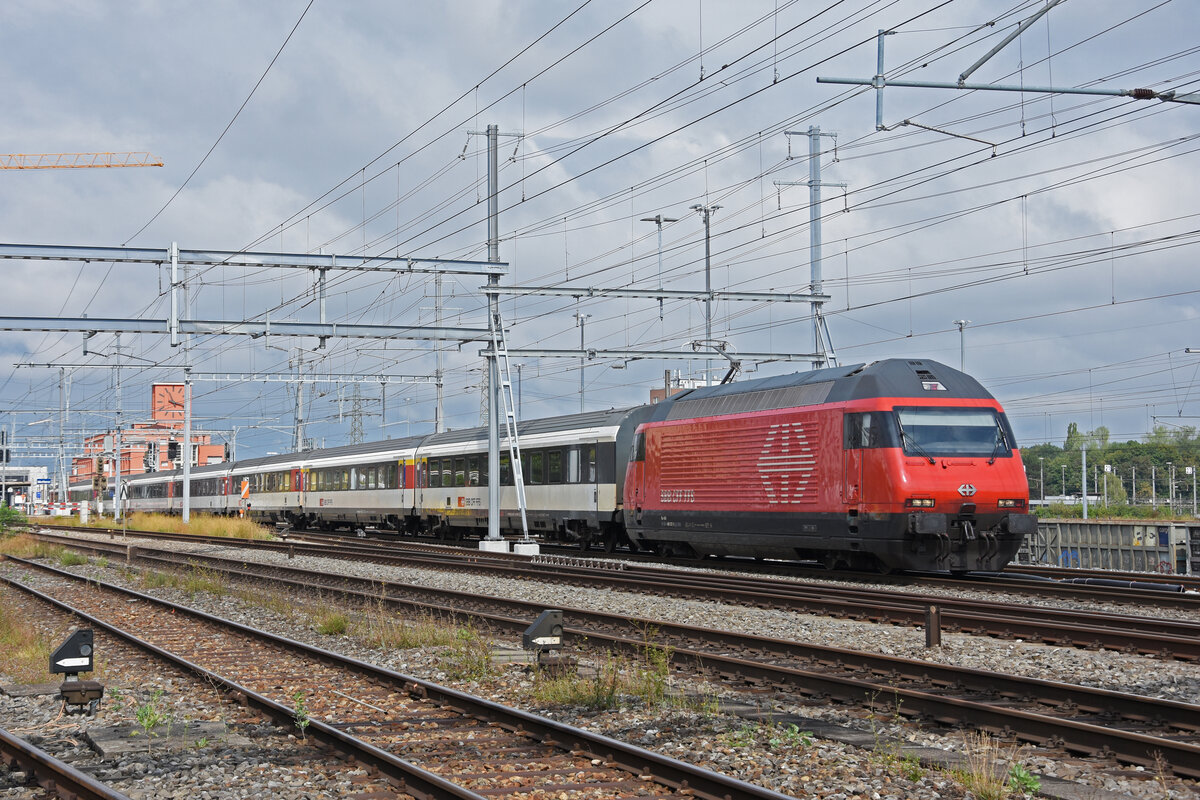 Re 460 037-5 durchfährt am 18.08.2022 den Bahnhof Muttenz.