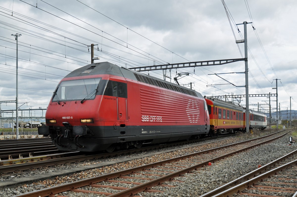 Re 460 037-5 durchfährt mit einem Messzug den Bahnhof Muttenz. Die Aufnahme stammt vom 13.01.2016.