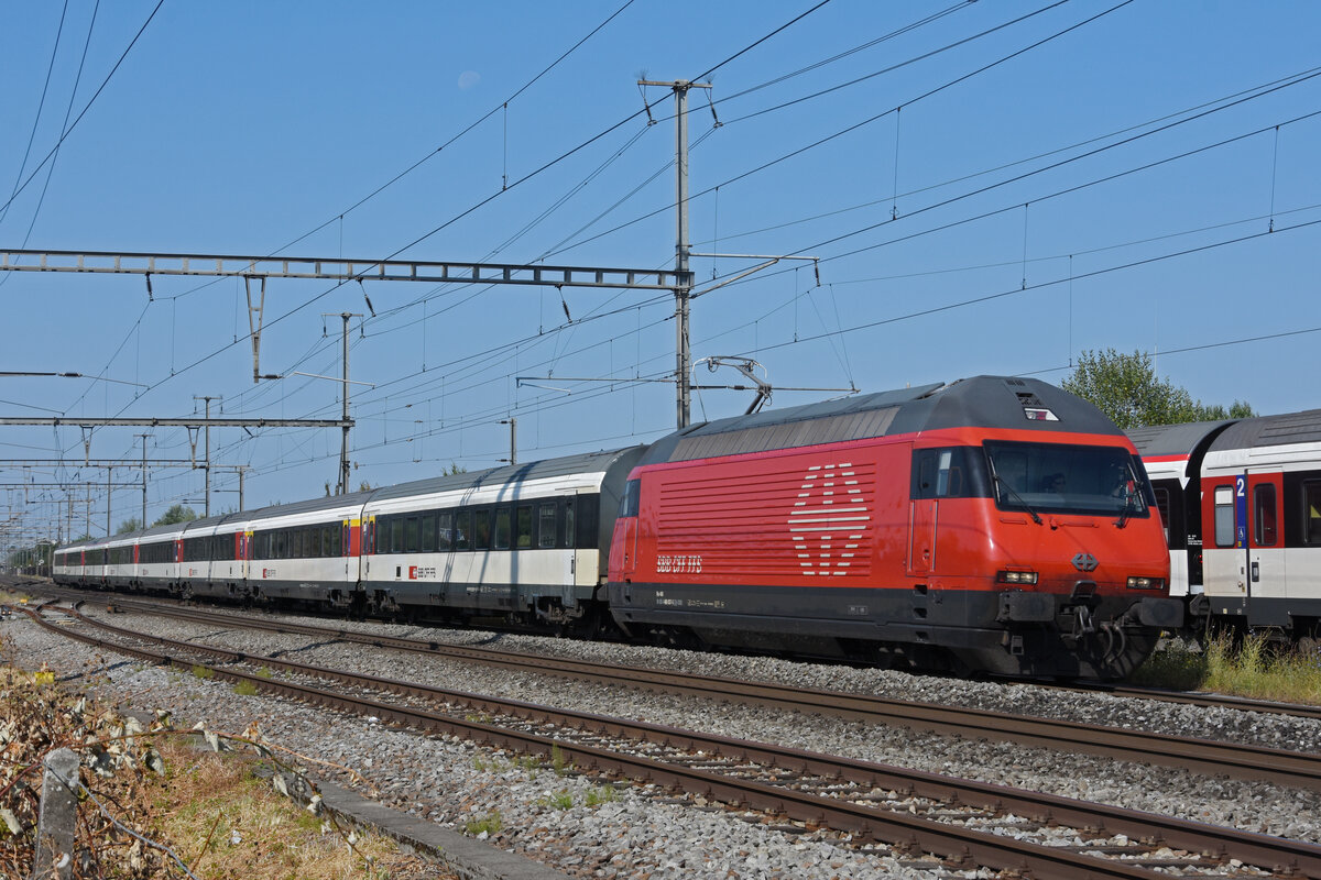 Re 460 037-5 fährt am 16.08.2022 beim Bahnhof Rheinfelden ein.