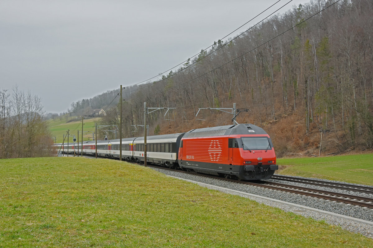 Re 460 037-5 Fährt Richtung Bahnhof Gelterkinden. Die Aufnahme stammt vom 26.02.2021.