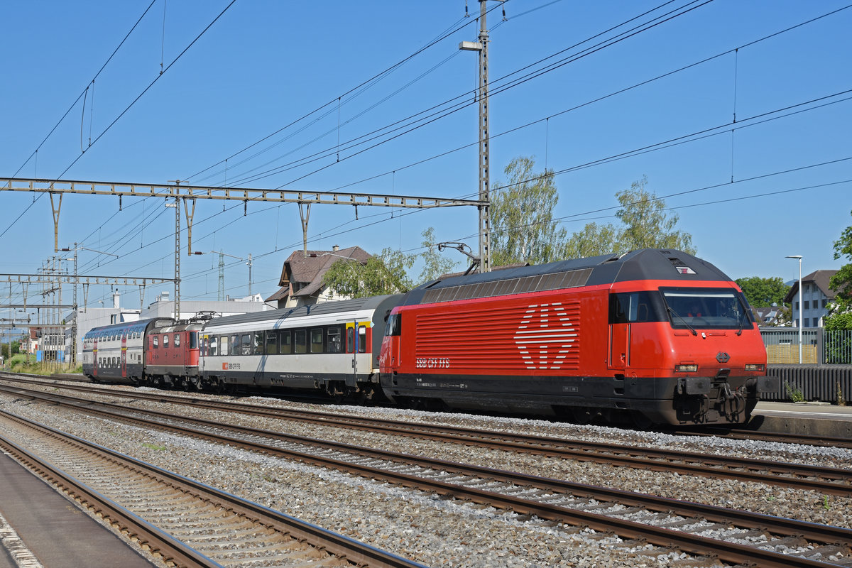 Re 460 037-5 schleppt den A 50 85 10-75 052-6, die Re 4/4 II 11144 und den A 50 85 16-94 015-4 durch den Bahnhof Rupperswil. Die Aufnahme stammt vom 24.06.2020.