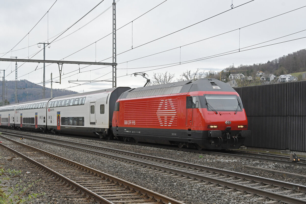Re 460 038-3 durchfährt am 26.02.2024 den Bahnhof Gelterkinden.