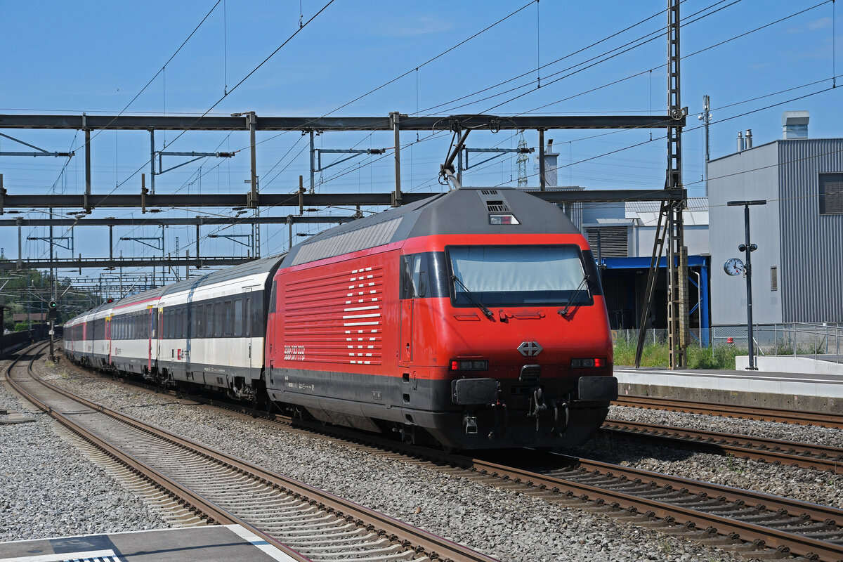 Re 460 038-3 durchfährt am 12.08.2024 den Bahnhof Rupperswil.