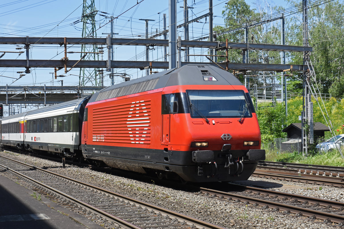 Re 460 038-3 durchfährt den Bahnhof Muttenz. Die Aufnahme stammt vom 23.05.2019.