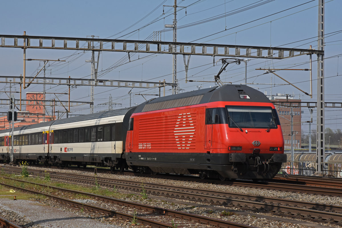 Re 460 038-3 durchfährt den Bahnhof Muttenz. Die Aufnahme stammt vom 20.03.2020.