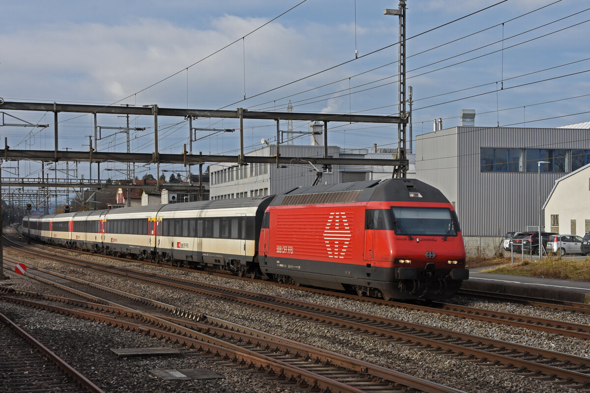 Re 460 038-3 durchfährt den Bahnhof Rupperswil. Die Aufnahme stammt vom 07.01.2022.