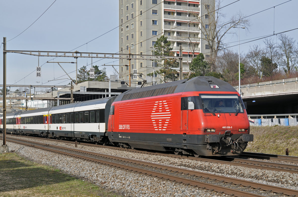 Re 460 038-3 fährt Richtung Bahnhof Muttenz. Die Aufnahme stammt vom 25.01.2018.
