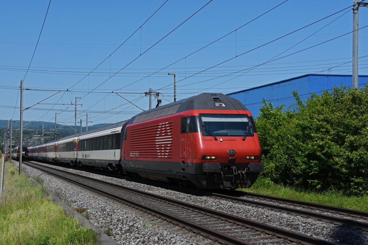 Re 460 038-3 fährt Richtung Bahnhof Itingen. Die Aufnahme stammt vom 01.06.2021.