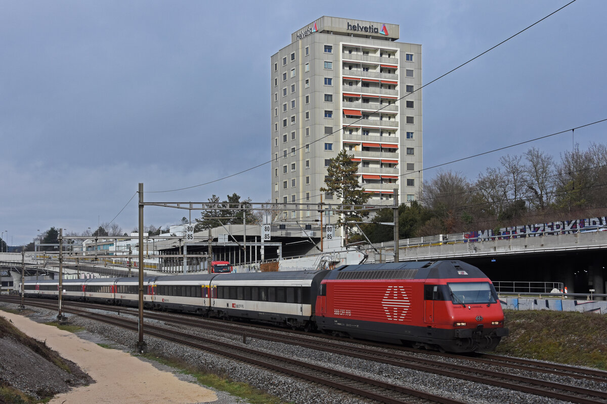 Re 460 038-3 fährt Richtung Bahnhof Muttenz. Die Aufnahme stammt vom 06.01.2022.