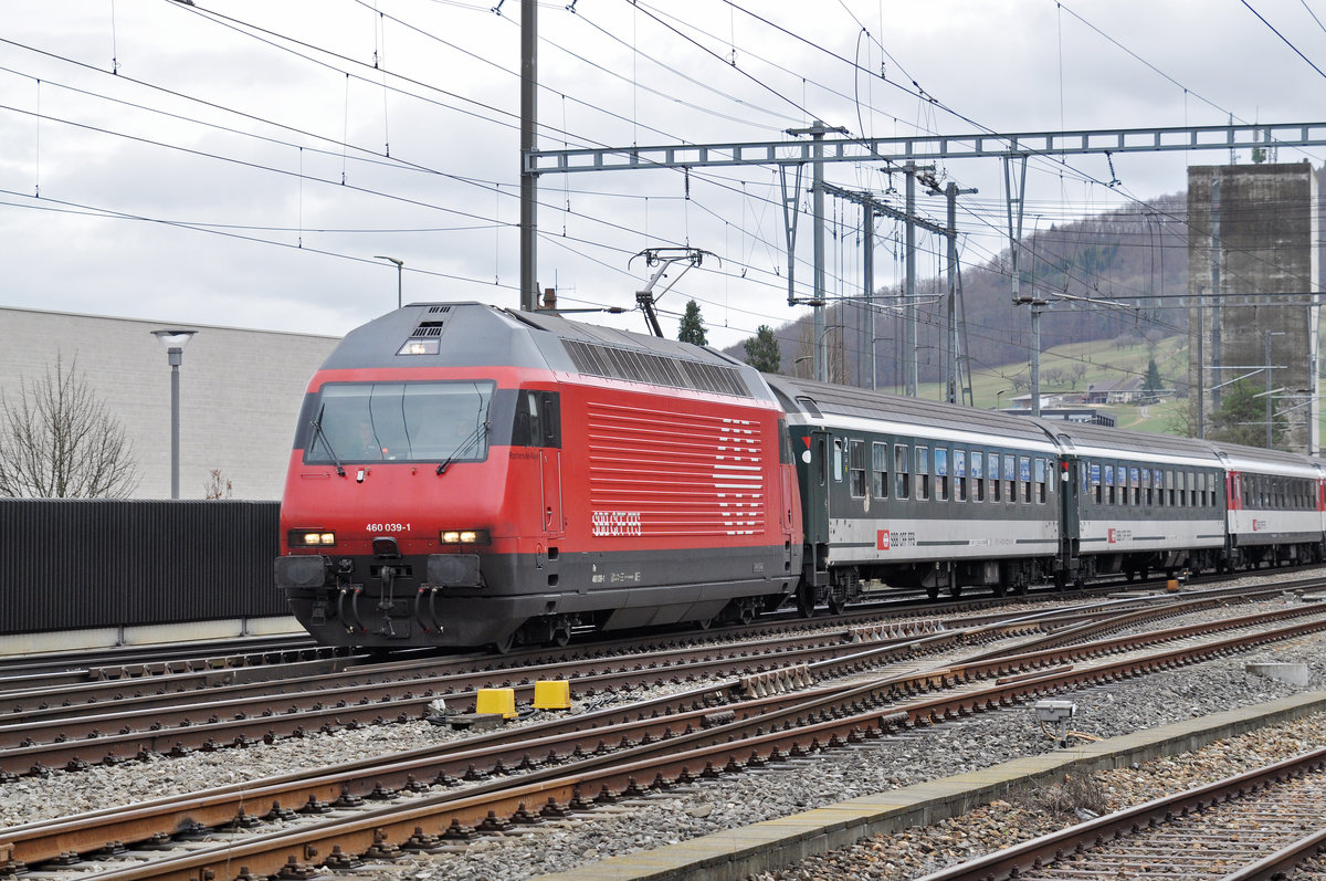 Re 460 039-1 durchfährt den Bahnhof Sissach. Die Aufnahme stammt vom 06.03.2017.