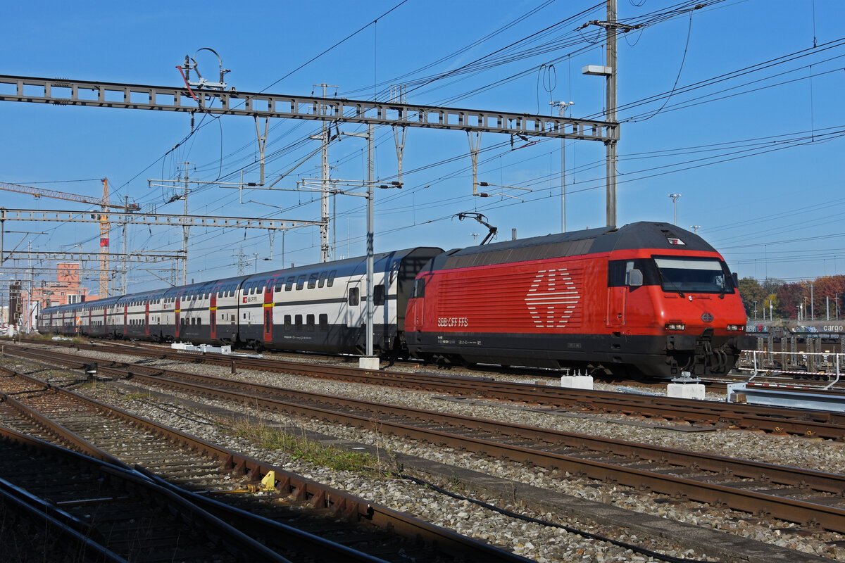 Re 460 039-1 durchfährt den Bahnhof Muttenz. Die Aufnahme stammt vom 28.10.2021.