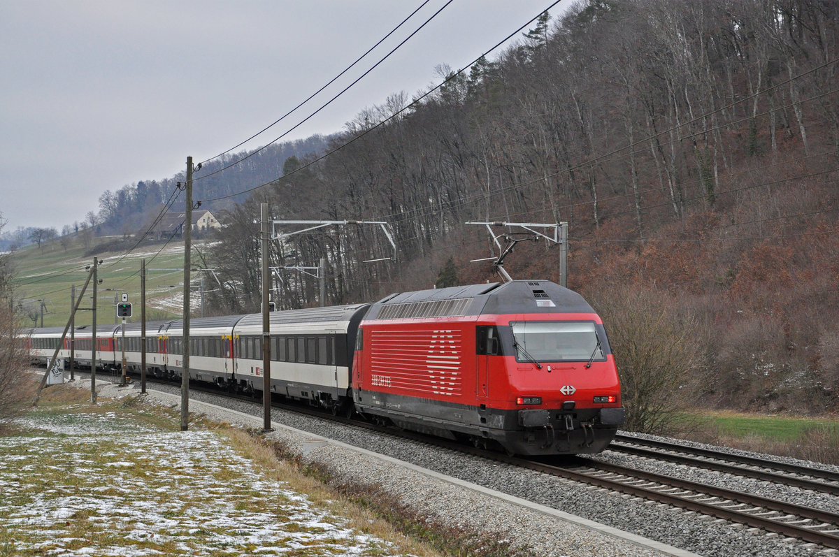 Re 460 039-1 fährt Richtung Bahnhof Gelterkinden. Die Aufnahme stammt vom 11.01.2021.