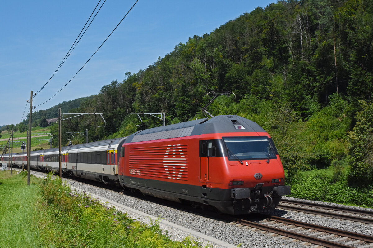Re 460 039-1 fährt Richtung Bahnhof Gelterkinden. Die Aufnahme stammt vom 12.08.2021.