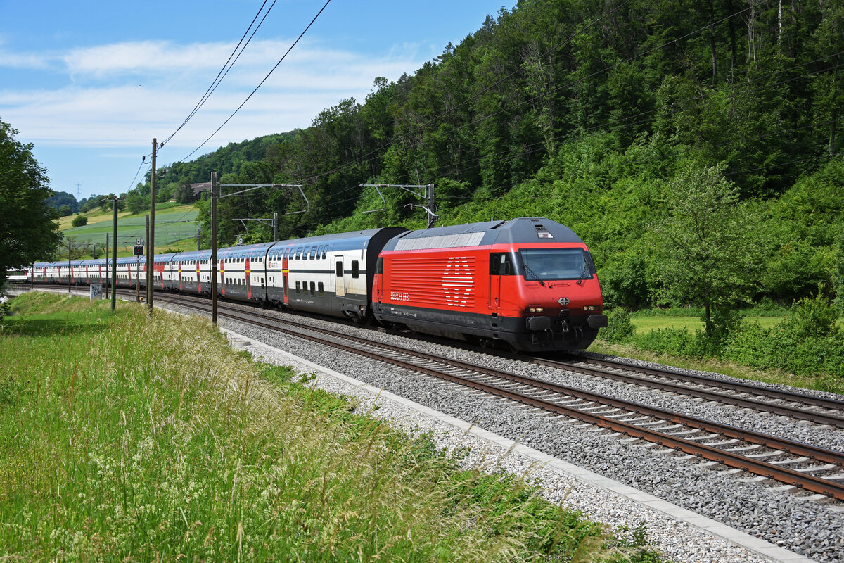 Re 460 039-1 fährt Richtung Bahnhof Tecknau. Die Aufnahme stammt vom 28.05.2022.