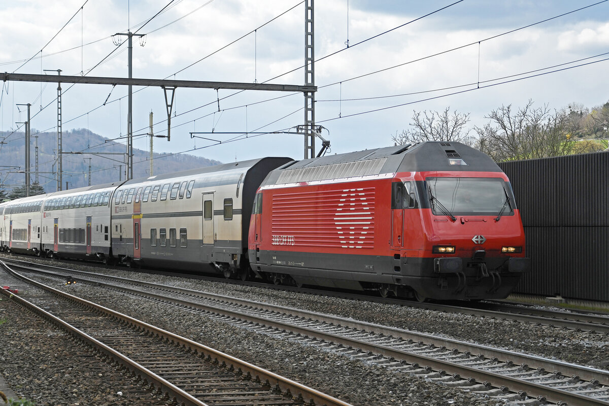 Re 460 040-9 durchfährt am 27.03.2023 den Bahnhof Gelterkinden.
