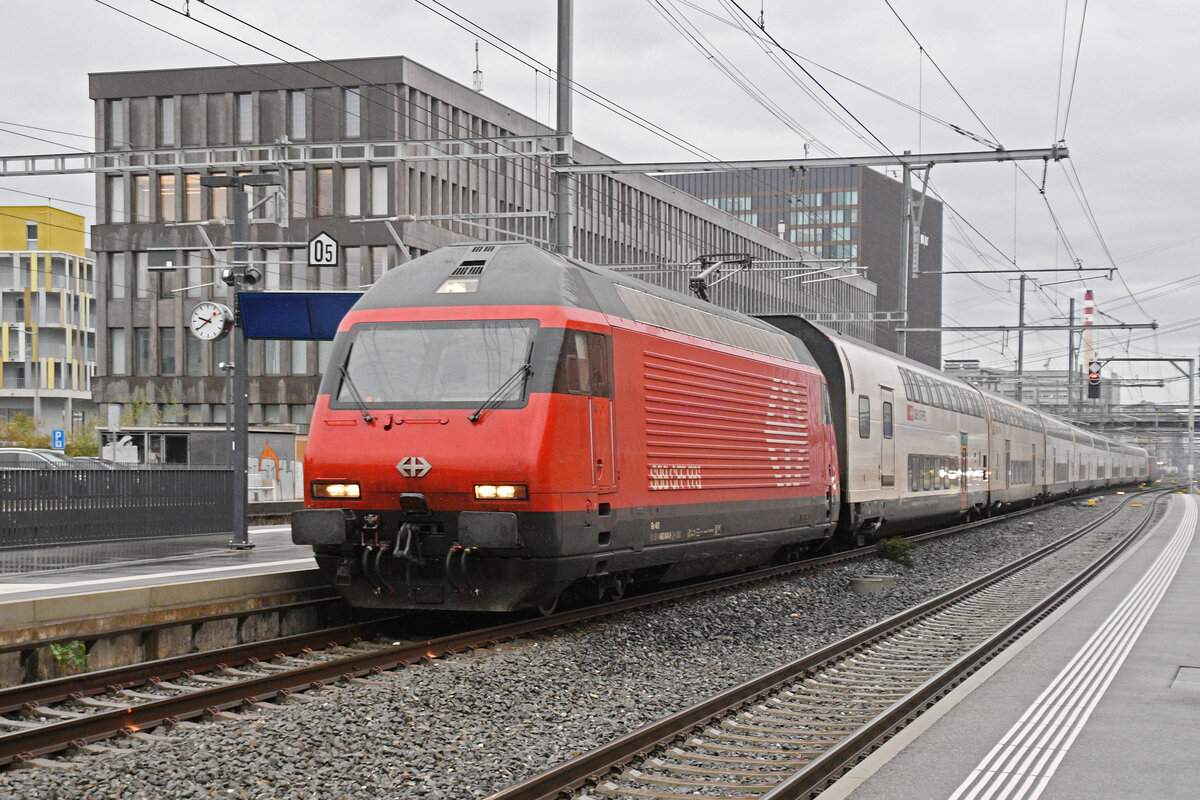 Re 460 040-9 durchfährt am 20.10.2025 den Bahnhof Muttenz.