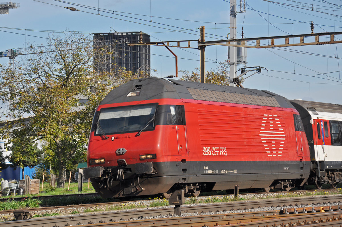 Re 460 040-9 durchfährt den Bahnhof Pratteln. Die Aufnahme stammt vom 24.10.2019.